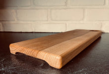 Charger l&#39;image dans la galerie, Ensemble de deux  planches à Tapas en bois de merisier. Elle sont aussi utilisée pour sushi, cocktail, vins et fromage. Dimensions 16&quot; X 5-5/8&quot;X7/8&quot;