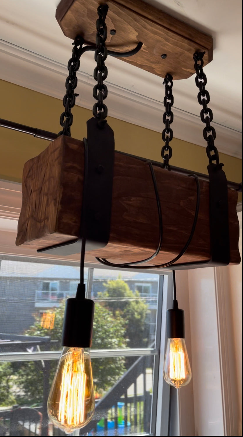 Petit luminaire de style farmhouse avec poutre de bois ceinturée d'acier.