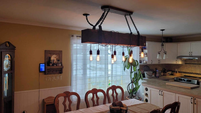 Luminaire de style farmhouse avec poutre de bois ceinturée d'acier.