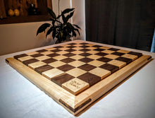 Charger l&#39;image dans la galerie, Échiquier authentique jeu d&#39;échecs en bois massif de noyer et d&#39;érable. Les pièces de jeux d&#39;échecs sont incluses. Livraison gratuite