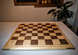 Échiquier authentique jeu d'échecs en bois massif de noyer et d'érable. Les pièces de jeux d'échecs sont incluses. Livraison gratuite