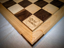 Charger l&#39;image dans la galerie, Échiquier authentique jeu d&#39;échecs en bois massif de noyer et d&#39;érable. Les pièces de jeux d&#39;échecs sont incluses. Livraison gratuite