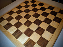 Charger l&#39;image dans la galerie, Échiquier authentique jeu d&#39;échecs en bois massif de noyer et d&#39;érable. Les pièces de jeux d&#39;échecs sont incluses. Livraison gratuite