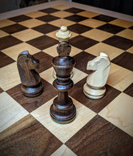 Charger l&#39;image dans la galerie, Échiquier authentique jeu d&#39;échecs en bois massif de noyer et d&#39;érable. Les pièces de jeux d&#39;échecs sont incluses. Livraison gratuite