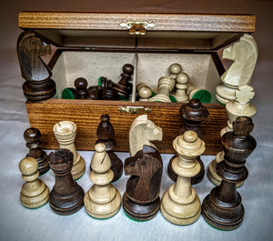 Pièces de jeux échecs en bois massif avec coffret. Bois de  Bouleau et de hêtre.