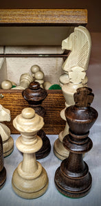 Pièces de jeux échecs en bois massif avec coffret. Bois de  Bouleau et de hêtre.