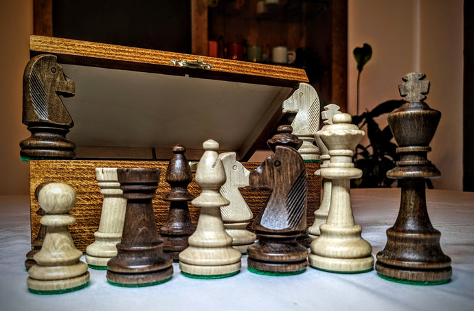 Pièces de jeux échecs en bois massif avec coffret. Bois de  Bouleau et de hêtre.