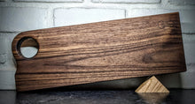 Charger l&#39;image dans la galerie, Ensemble de deux  planches à Tapas en bois de noyer noir. Elle sont aussi utilisée pour sushi, cocktail, vins et fromage. Dimensions 16&quot; X 5-5/8&quot;X7/8&quot;