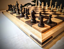 Charger l&#39;image dans la galerie, Échiquier authentique jeu d&#39;échecs en bois massif de noyer et d&#39;érable. Les pièces de jeux d&#39;échecs sont incluses. Livraison gratuite